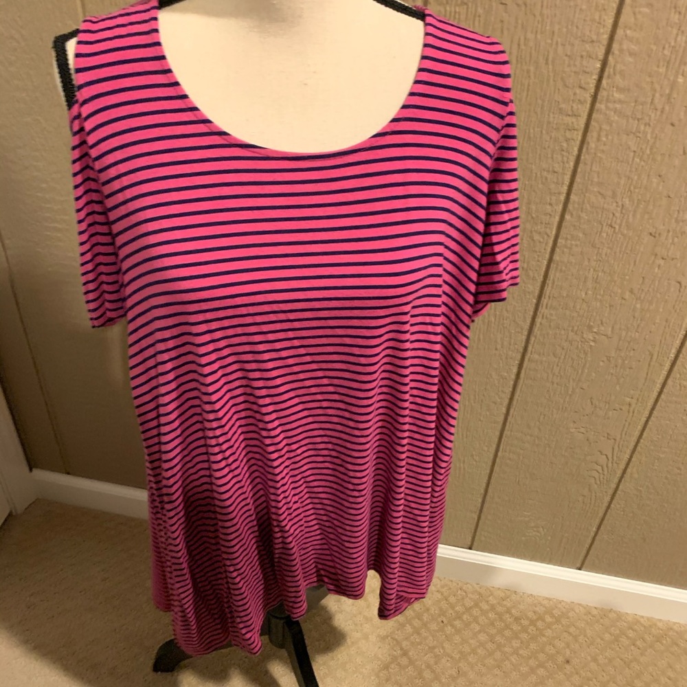 Cold shoulder tee